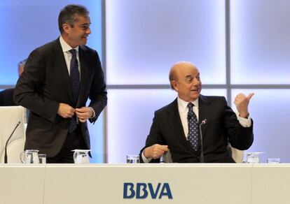 El presidente de BBVA, Francisco González, y el consejero delegado, Angel Cano, durante la junta general de accionistas celebrada en Bilbao.