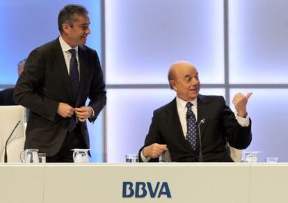 El presidente de BBVA, Francisco Gonz&aacute;lez, y el consejero delegado, Angel Cano, durante la junta general de accionistas celebrada en Bilbao.