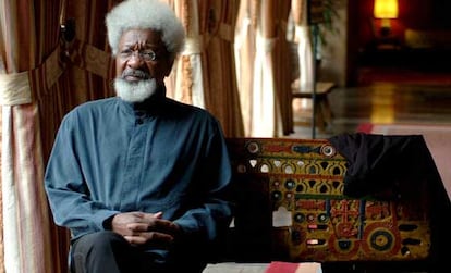 El poeta y dramaturgo Wole Soyinka, premio Nobel de Literatura en 1986, posa hoy en Oviedo antes de participar en un recital poético.