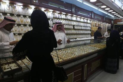 Una mujer mira joyas en Jeddah, en Arabia Saudí.
