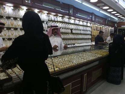Una mujer mira joyas en Jeddah, en Arabia Saud&iacute;.