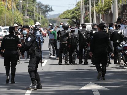 Fuerzas policiales cercan este miércoles la vivienda de la aspirante opositora a la presidencia de Nicaragua, Cristiana María Chamorro Barrios, en Managua.