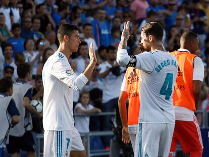 Cristiano Ronaldo celebra su gol con Sergio Ramos.