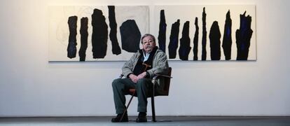 Alberto Corazón, junto a sus obras '¿Qué bosque no ha tenido un fugitivo?' (izquierda) y 'Bosque azul', en su muestra 'Despojarse', en 2017.