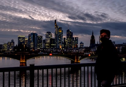 Un hombre con mascarilla pasea en Frankfurt, Alemania, este miércoles.