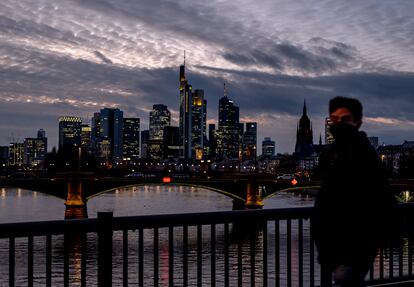 Un hombre con mascarilla pasea en Frankfurt, Alemania, este miércoles.