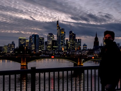 Un hombre con mascarilla pasea en Frankfurt, Alemania, este miércoles.