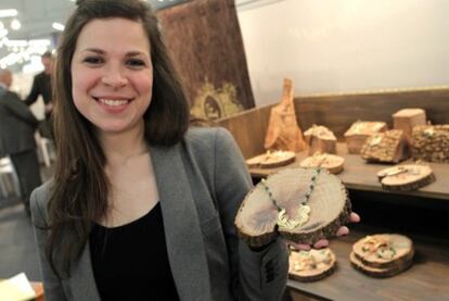 María Moñivas tiene casi 31 años y lleva dos trabajando en su colección de joyas, inspirada en la naturaleza, el <i>art déco</i> y el prerrafaelismo. Para exhibir sus joyas, unas rodajas de encina. Es la primera vez que trae a su marca, Merry F., al Espacio EGO de la Semana Internacional de la Moda de Madrid (SIMM), que agrupa a los diseñadores emergentes del panorama español. También desfilará en la Cibeles Madrid Fashion Week, la antigua Pasarela Cibeles, a partir del próximo día 18 de febrero.