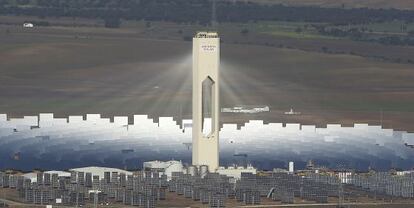 Vista aérea de la planta solar de Abengoa en Sanlúcar la Mayor (Sevilla).