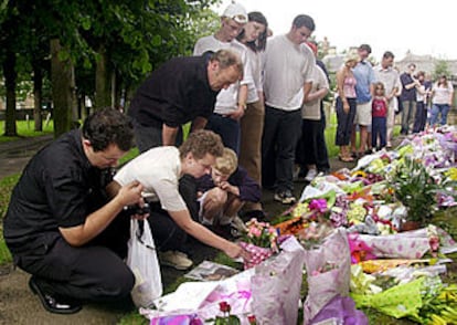 Ofrendas florales a las puertas de la iglesia de San Andrés, en Soham, en memoria de las dos niñas desaparecidas.