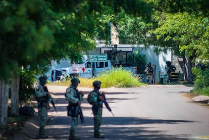 Elementos de la SEDENA resguardan la zona donde se llevó a cabo la detención de 'El Piyi', presunto jefe de seguridad y sicario principal de Los Chapitos, el 19 de septiembre en Culiacán (Sinaloa).