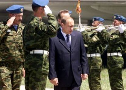 El presidente Putin, a su llegada al aeropuerto de Pristina.