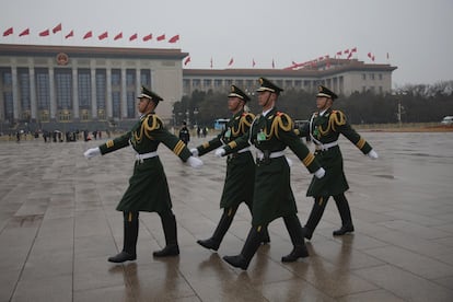 Soldados desfilan frente al Gran Salón del Pueblo de Pekín China