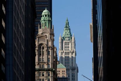 Se trata de uno de los rascacielos más famosos de Nueva York con su mezcla de estilos Decó y Neogótico. El Woolworth (al fondo en la imagen) está en la parte sur de Manhattan y sigue siendo uno de los más altos de la ciudad, con sus 241 metros. https://woolworthtours.com