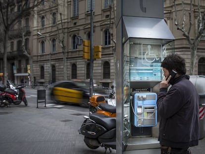 Un home utilitza una cabina a Barcelona, en una imatge d'arxiu.