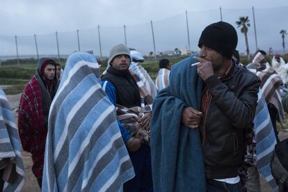 Las protestas de los sirios son constantes debido a la mala situación que se encuentran en el CETI de Melilla. La ley impide desde 2009 a los solicitantes de asilo salir de Ceuta o Melilla durante los meses o años que duran los trámites —la norma marca un tope de seis meses que no suele cumplirse—, lo que provoca que los sirios renuncien a pedir el asilo cuando cruzan la frontera.