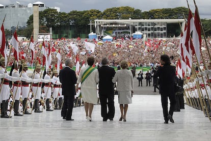 El vicepresidente Michel Temer, Dilma Rousseff, Luiz Inácio Lula da Silva y su mujer, Marisa Leticia, abandonan el Palacio Presidencial tras la toma de posesión.