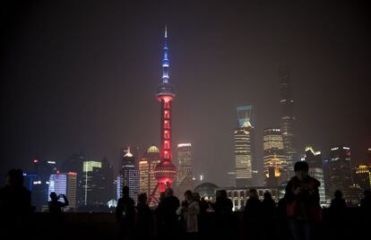 La Perla Oriental, a Pudong, el districte financer de Xangai (Xina), és una torre de televisió i el quart edifici més alt del món (darrere de les torres de Toronto, Moscou i Tòquio). Els seus treballadors s'han volgut sumar al dolor pels atemptats de París il·luminant l'edifici amb els colors de França.