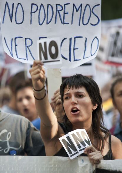 Una joven protesta el pasado domingo en Madrid contra la reforma constitucional.