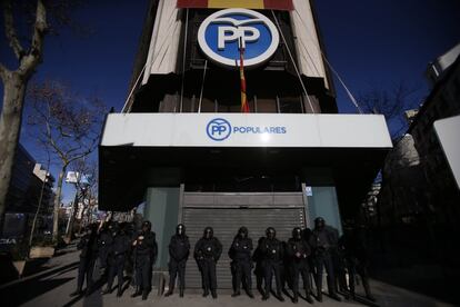 Agentes de la policía protegen la sede del Partido Popular, en la calle Génova.