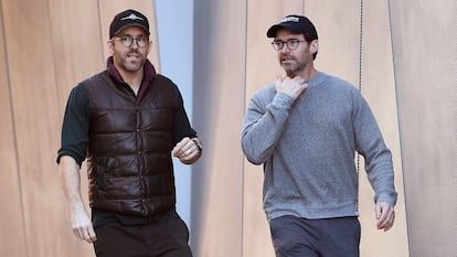 Ryan Reynolds (izquierda) y Hugh Jackman en Los Ángeles el 24 de diciembre de 2019.