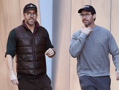 Ryan Reynolds (izquierda) y Hugh Jackman en Los Ángeles el 24 de diciembre de 2019.