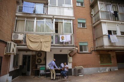 Dos hombres en un bar en Fuenlabrada en Madrid.