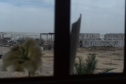 La familia ha hecho pintas para pedir "No a la expropiación" en muros al rededor de El pionero.