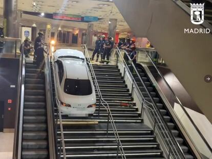 Un conductor con un coche robado irrumpe este martes de madrugada en el interior del intercambiador de Plaza Elíptica en Madrid.