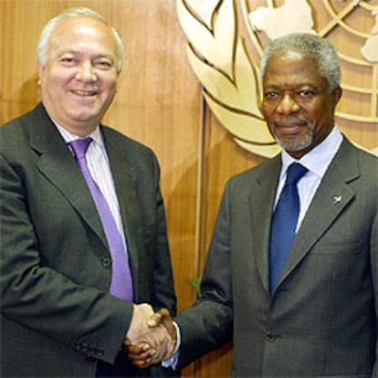 Moratinos y el secretario general de Naciones Unidas, Kofi Annan, en la sede de la organización, en Nueva York.