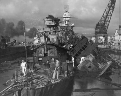 Varios marineros inspeccionan el buque Cassin y el Downes, carbonizados tras el ataque a Pearl Harbour.