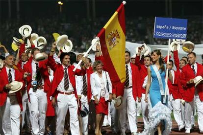 Éste ha sido uno de los mejores momentos de la noche, el desfile de la delegación española, la última en salir al estadio. Estos atletas aspiran a ganar por primera vez a italianos y franceses. Las primeras medallas llegaron horas antes con la natación -3 de plata y 2 de bronce-.