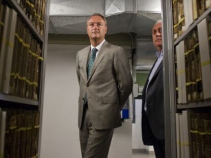 Alberto Fabra en su visita al Archivo del Reino de Valencia.