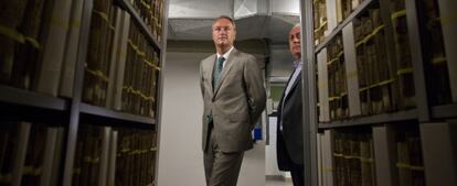 Alberto Fabra en su visita al Archivo del Reino de Valencia.