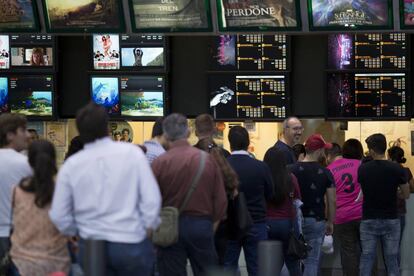 Colas en los cines Al-Andalus en Bormujos (Sevilla) en una Fiesta del Cine.