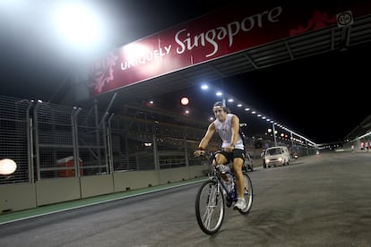 Fernando Alonso, en bici en el circuito de Singapur.