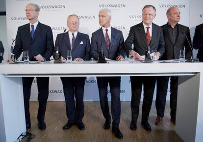 El presidente del consejo de supervisión de Volkswagen, Hans Dieter Pötsch, el portavoz de la familia Porsche, Wolfgang Porsche, el presidente de Volkswagen, Matthias Müller, el jefe del Gobierno de Baja Sajonia, Stephan Weil, y el presidente del comité de empresa de Volkswagen, Bernd Osterloh, en Wolfsburgo el 22 de abril.