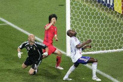 Gallas, rebasado Barthez, no puede evitar el gol del empate. Entre ellos, Park Ji-sung.