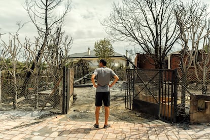 Un hombre observa los daños en una vivienda a causa del incendio de Tres Cantos, en la urbanización Soto de Viñuelas, este martes.