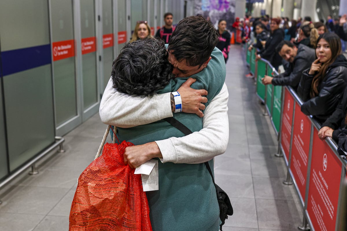 El lamento de los chilenos deportados desde Estados Unidos: “Nos trataron como unos perros”