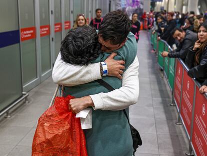 Un hombre deportado de Estados Unidos abraza a una familiar a su llegada a Chile, este viernes en el aeropuerto Internacional Arturo Merino Benítez.