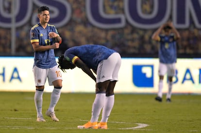 Jugadores de la selección colombiana al final del partido por eliminatorias que perdieron 6-1 frente a Ecuador, en Quito, el pasado noviembre