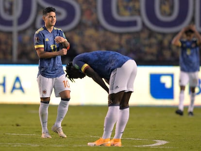 James Rodríguez y Duván Zapata, tras el partido contra Ecuador.