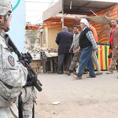 Un soldado de EE UU vigila un mercado en Ciudad Sáder.