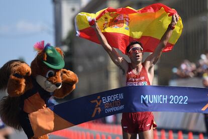 Miguel Ángel López cruza la línea de meta en Múnich como campeón de los 35 kilómetros marcha.