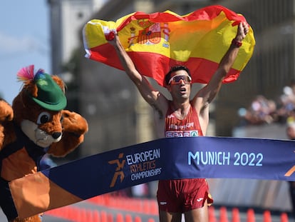 Miguel Ángel López cruza la línea de meta en Múnich como campeón de los 35 kilómetros marcha.