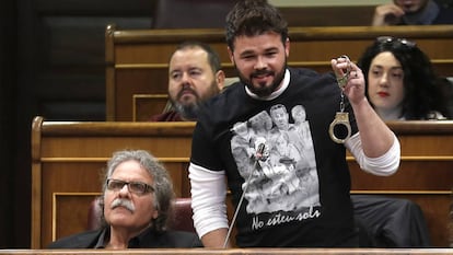 El diputado Gabriel Rufi&aacute;n ense&ntilde;a unos grilletes al ministro Zoido en el Congreso de los Diputados.