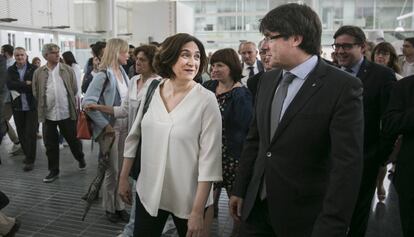 La alcaldesa de Barcelona, Ada Colau, y el presidente de la Generalitat, Carles Puigdemont.