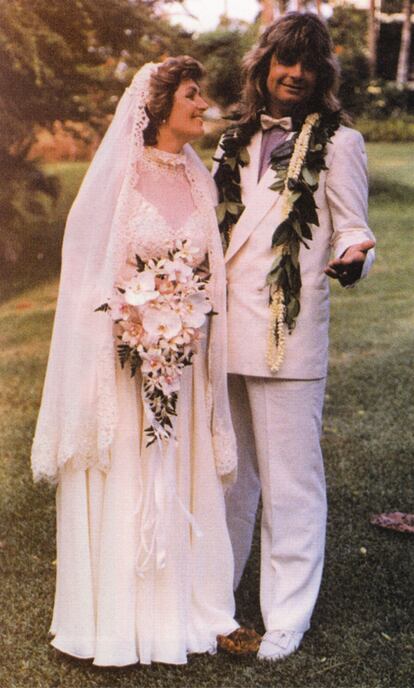 Boda de Ozzy con su actual esposa y manager, Sharon, en 1982. El artista confesó que la tarta estaba llena de botellas de Hennessy, de las que dio buena cuenta: "Más tarde caí inconsciente en el pasillo del hotel. Suerte que ya se había consumado el matrimonio".