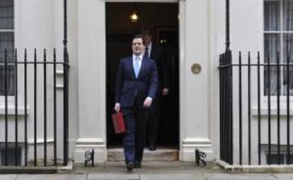 El ministro británico de Economía, George Osborne, sale del Número 11 de Downing Street en Londres (Reino Unido). EFE/Archivo